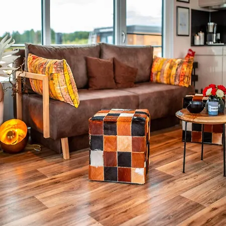 For Six Guests, Klitten