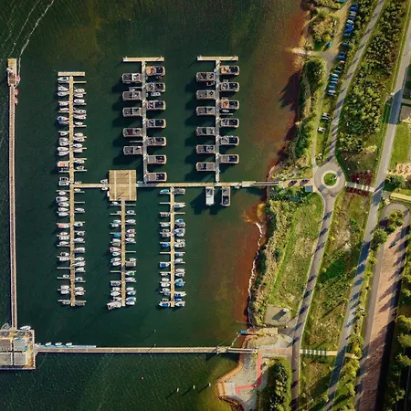 For Six Guests, Hotel na wodzie *