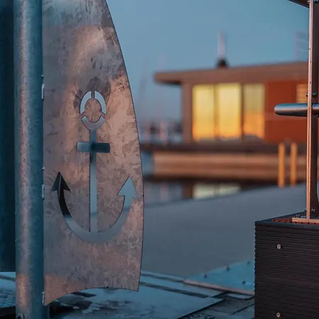 Hotel na wodzie For Six Guests, *