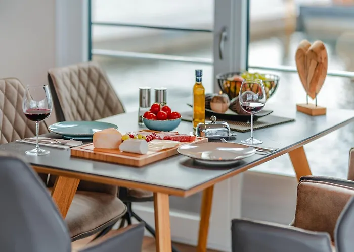 For Six Guests, Klitten