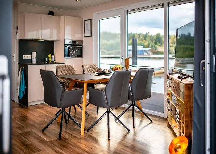 For Six Guests, Hotel na wodzie *