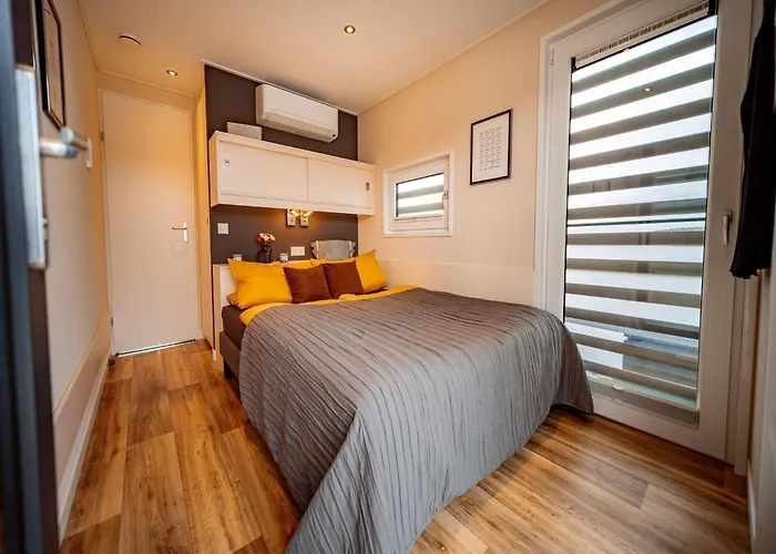 For Six Guests, Hotel na wodzie Klitten