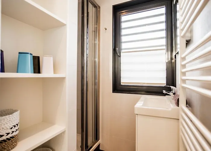 For Six Guests, Hotel na wodzie *