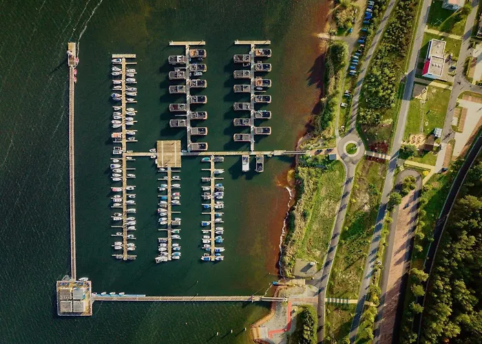 For Six Guests, Hotel na wodzie *