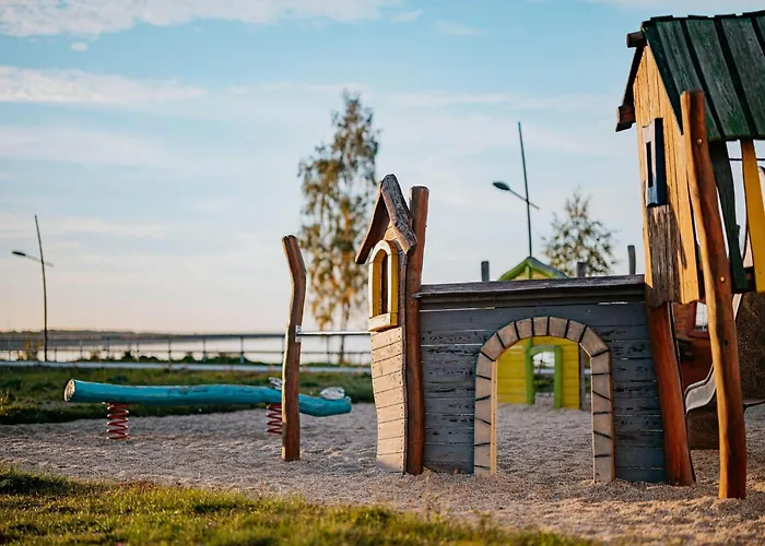 For Six Guests, Hotel na wodzie *