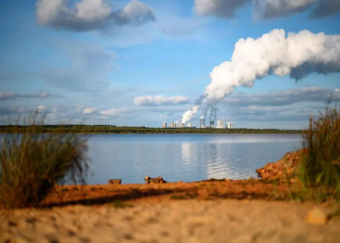 For Six Guests, Hotel na wodzie