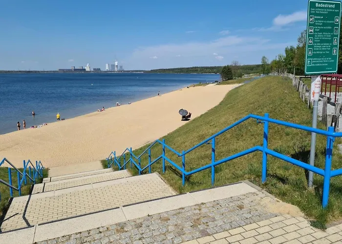 For Six Guests, Hotel na wodzie *