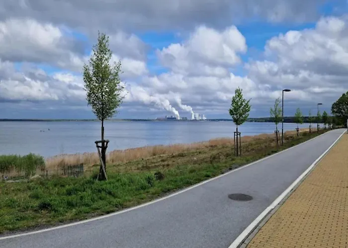 For Six Guests, Hotel na wodzie