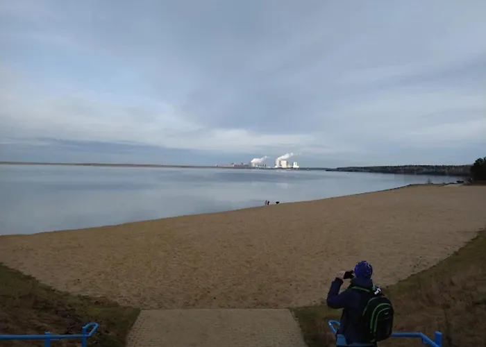 For Six Guests, Hotel na wodzie *